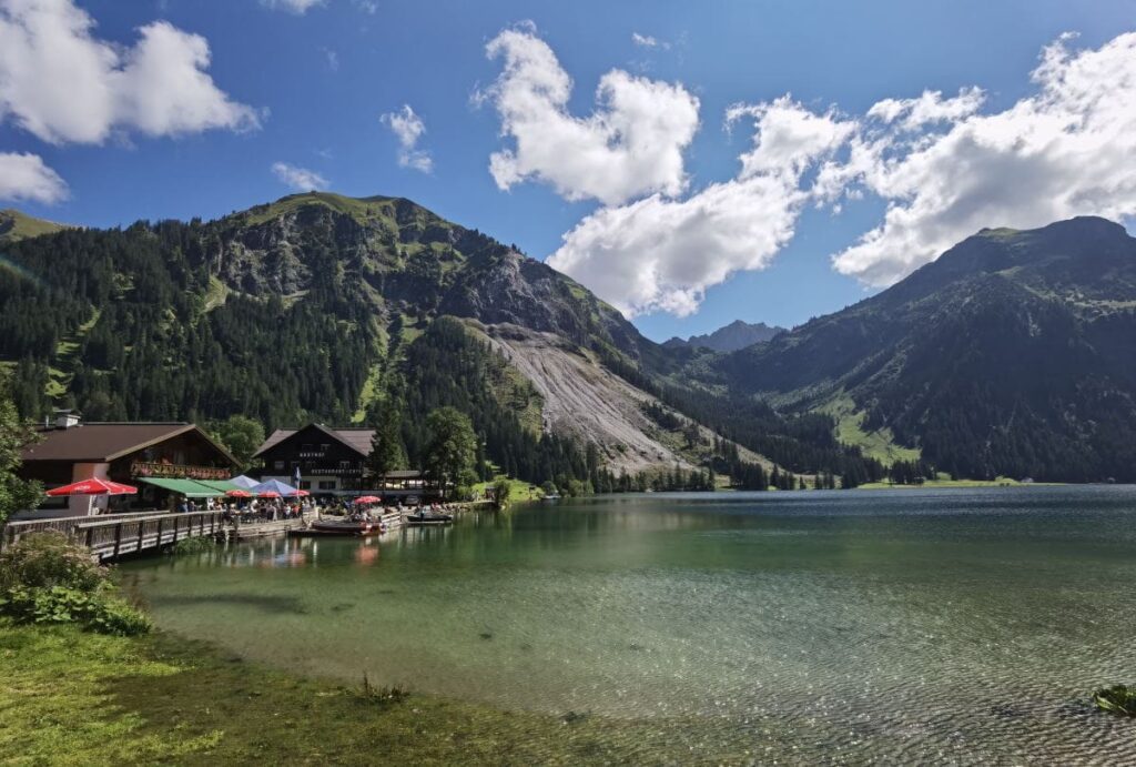 Wo am Vilsalpsee parken - um diese schöne Landschaft in den Alpen zu genießen. Wir verraten dir alles dazu.