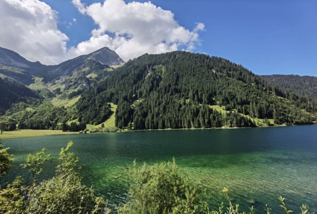 Mach unbedingt die beliebte Vilsalpsee Wanderung