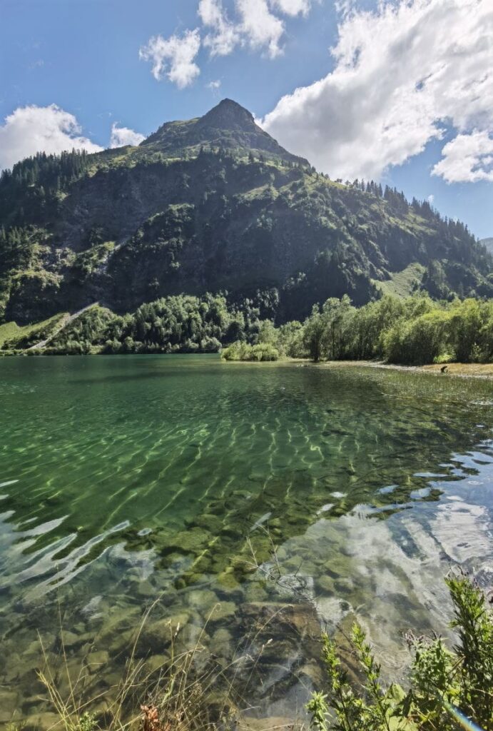 Ein glasklarer See im Tannheimer Tal: Der Vilsalpsee