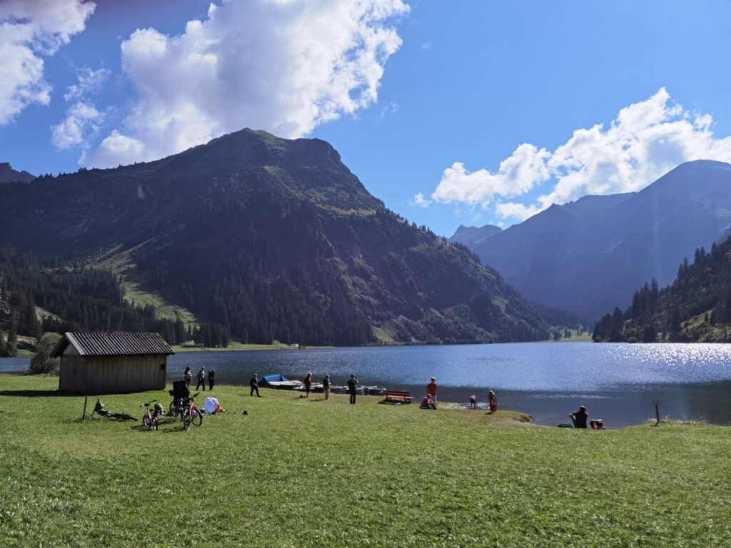 Ziel der Vilsalpsee Wanderung ab Tannheim - die schöne Wiese am See