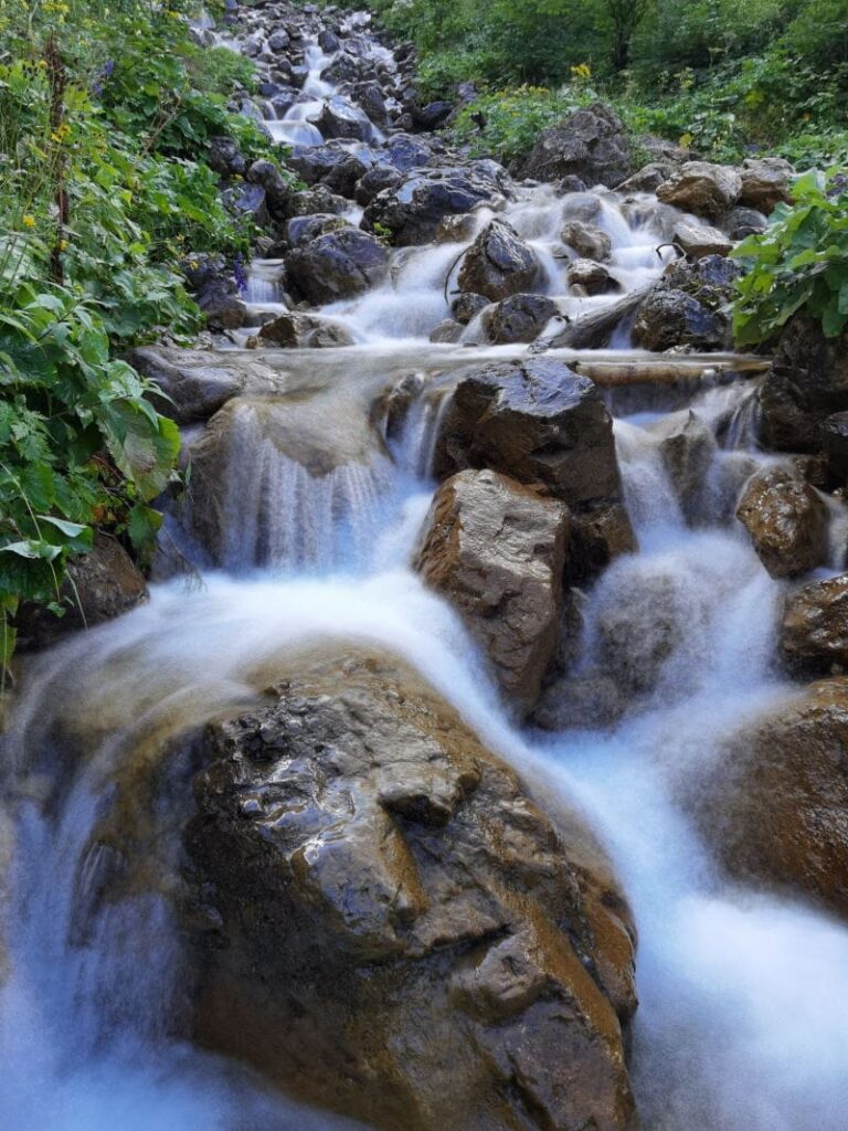 Entdecke den Vilsalpsee Wasserfall und mach die Rundwanderung zurück zum See