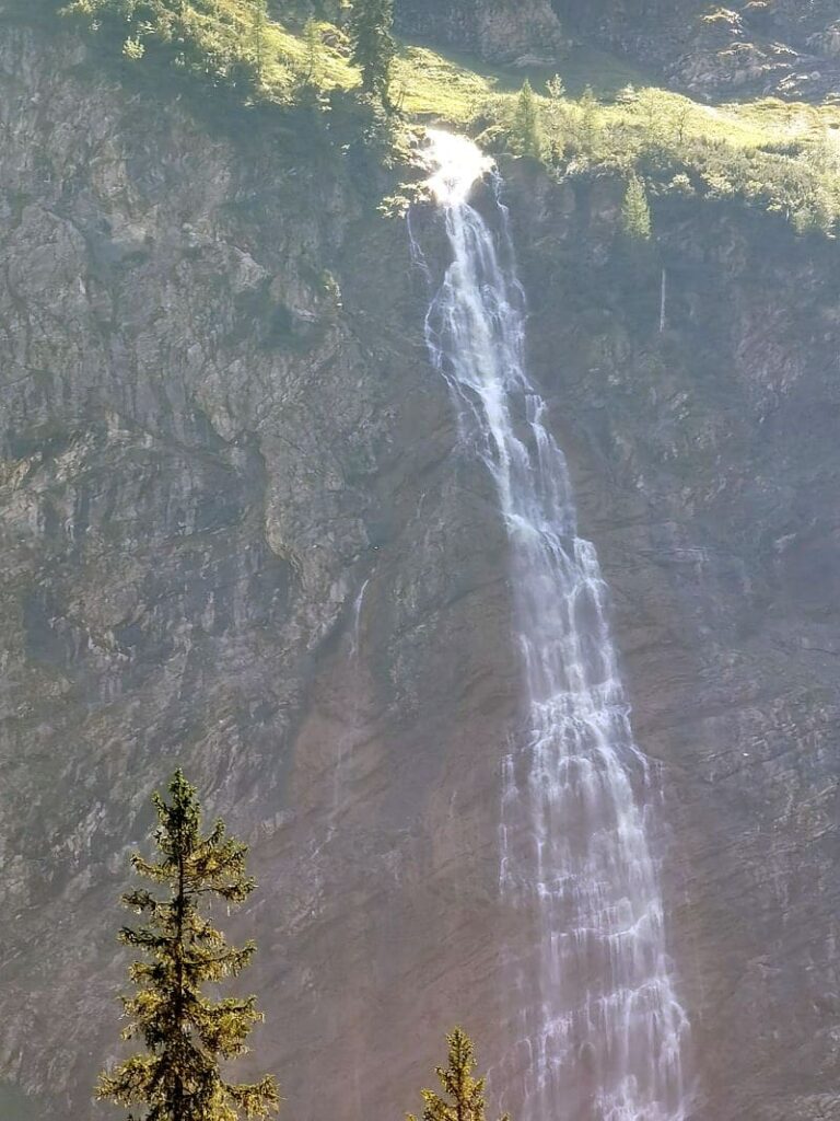 Aus 1600 Metern Höhe fällt der Vilsalpsee Wasserfall