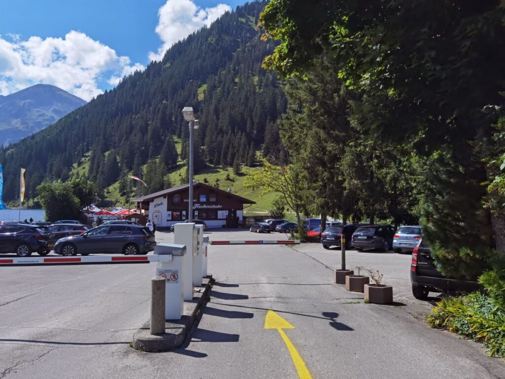 Hier kannst du direkt am Vilsalpsee parken - allerdings ist die Zufahrt zu diesem Parkplatz zeitlich eingeschränkt