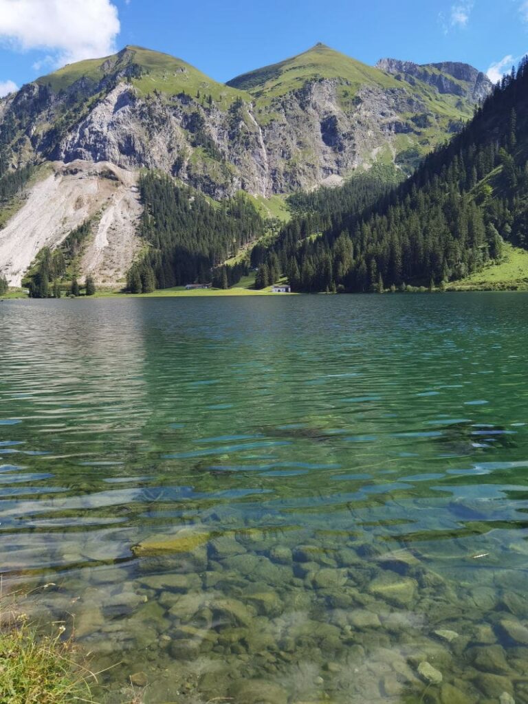 Zuerst zum Vilsalpsee wandern und dann vom See in den Talschluß