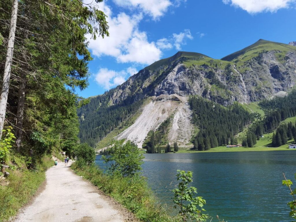 Wo am Vilsalpsee wandern? Hier das schönste Stück am Westufer. Der Wanderweg ist direkt am Wasser.